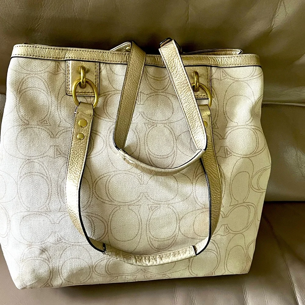 - Authentic Coach Signature Penelope Linen Tote/Purse.